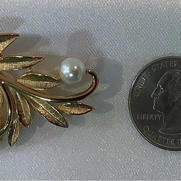 Stunning Napier Vintage Faux Pearl And Brushed Gold Tone Leaf Brooch - Picture 4 of 5